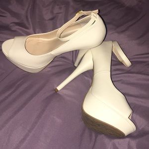 White stiletto size 81/2 sexy!!